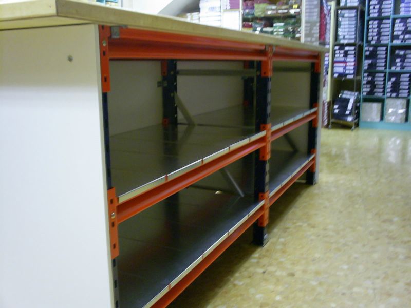 mostrador con estanteria de media carga y estante metalico